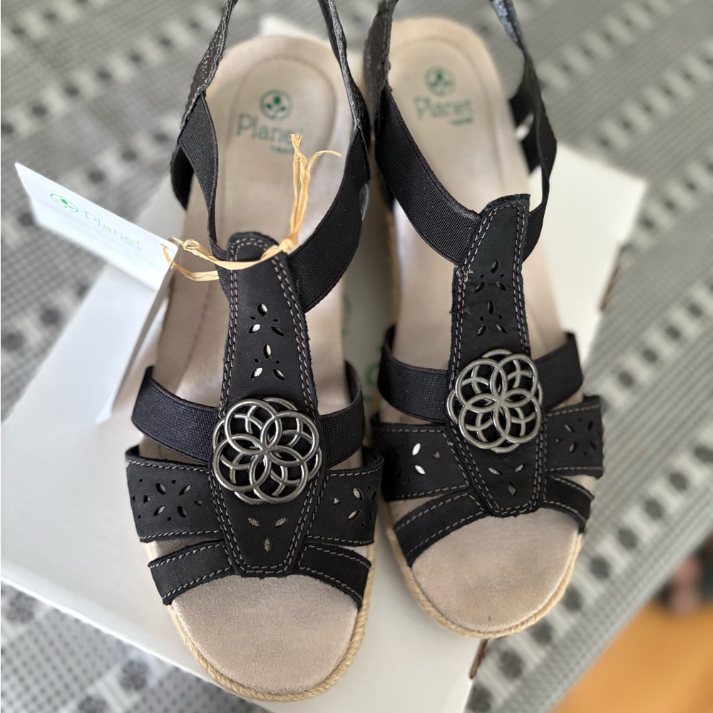 Planet by Earth Black and Cream leather wedge Sandals